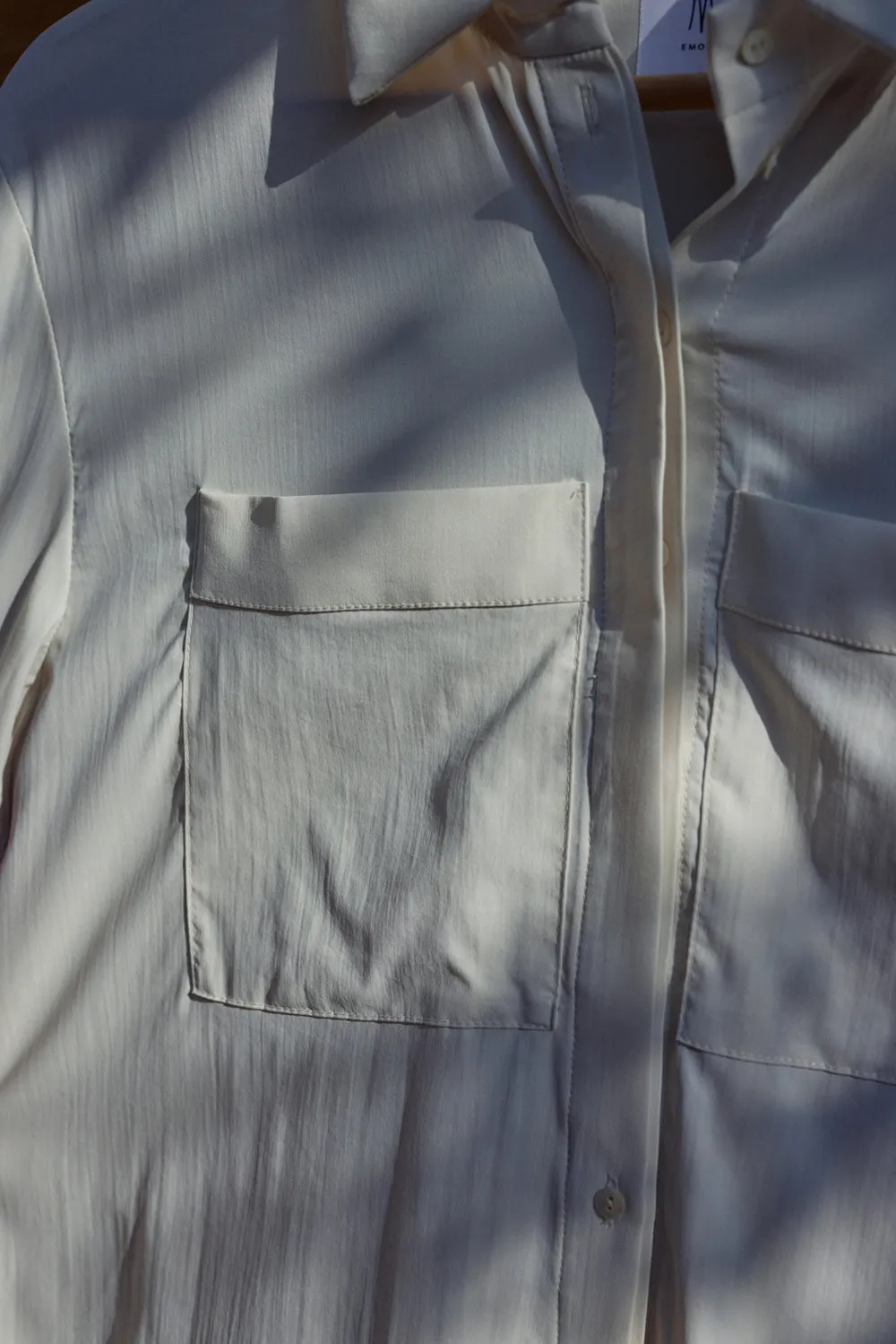 Lightweight practical shirt in almond white