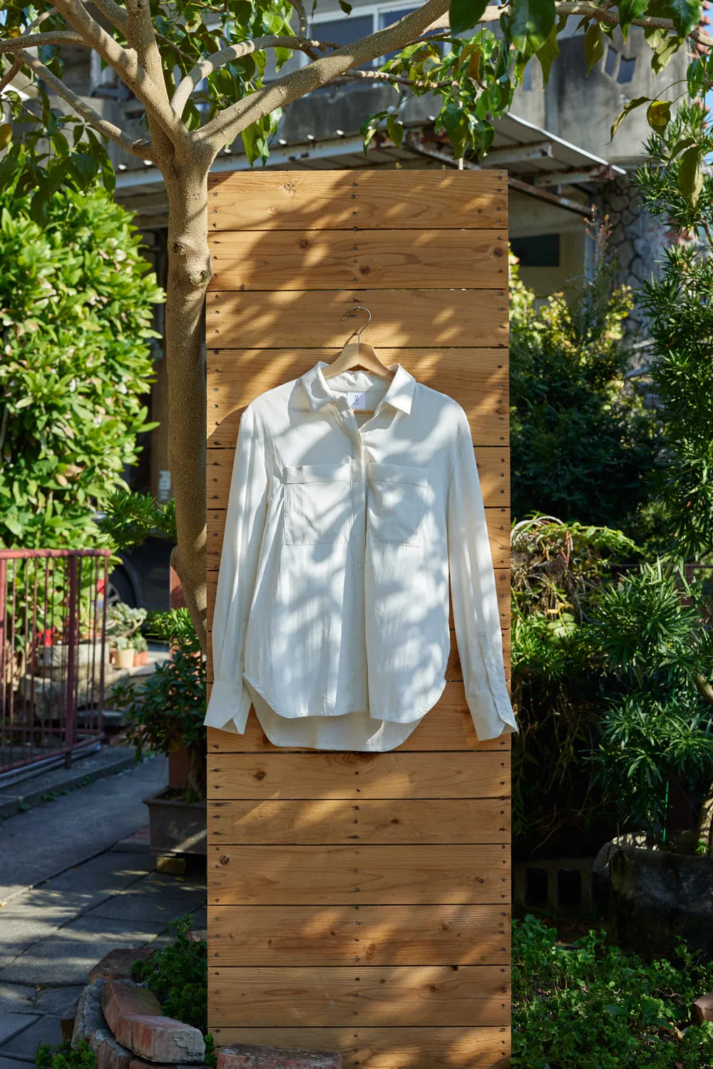 Lightweight practical shirt in almond white