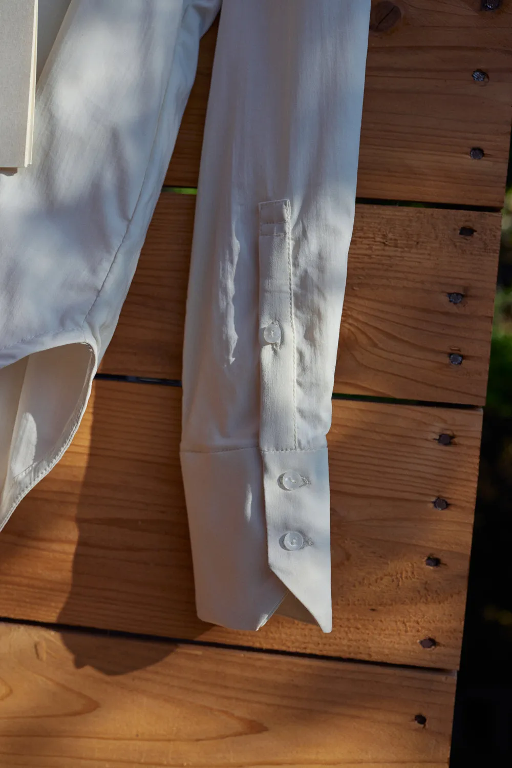 Lightweight practical shirt in almond white